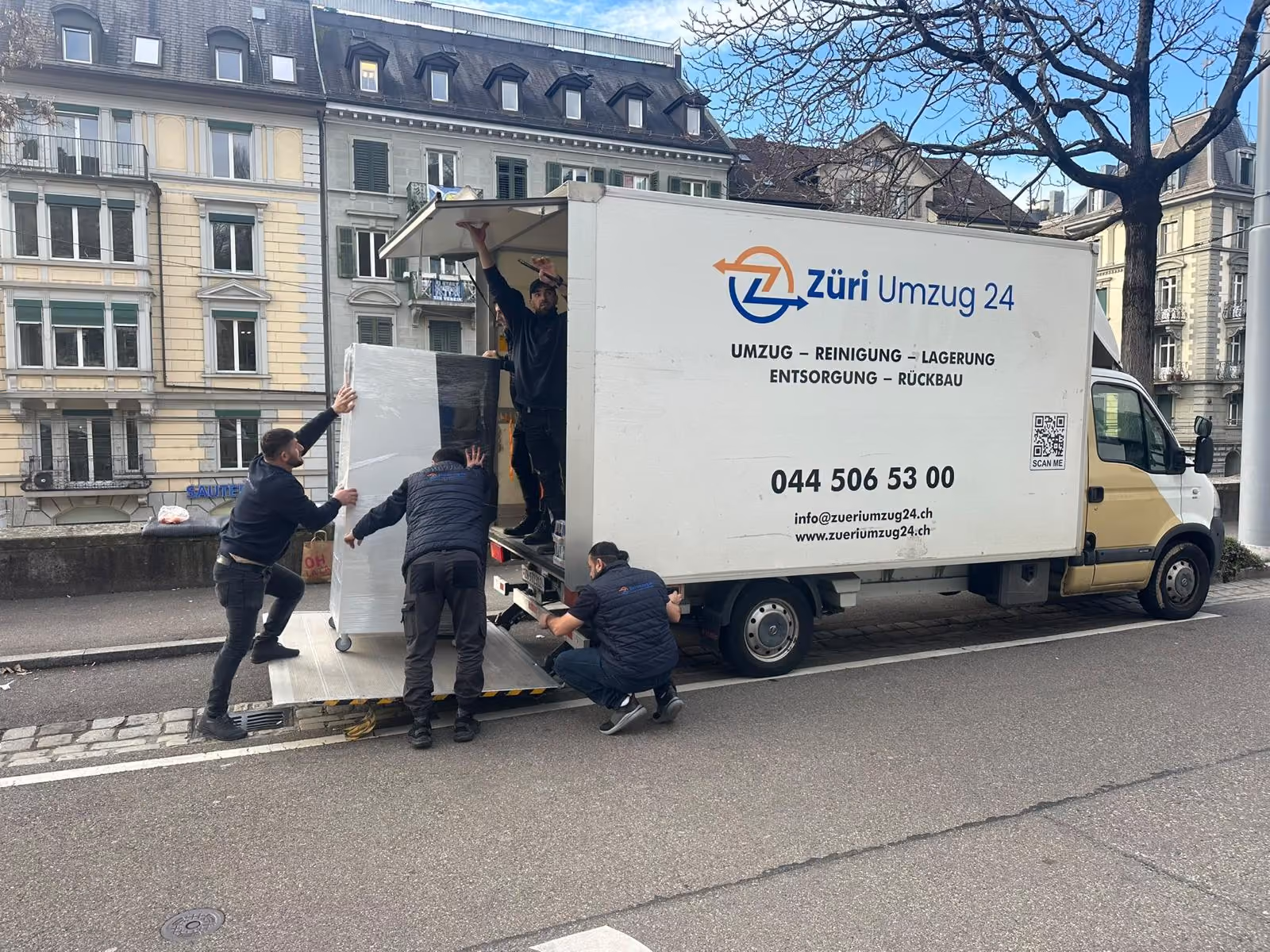 Team von Züri Umzug 24 belädt den Zügelwagen bei einem Privatumzug