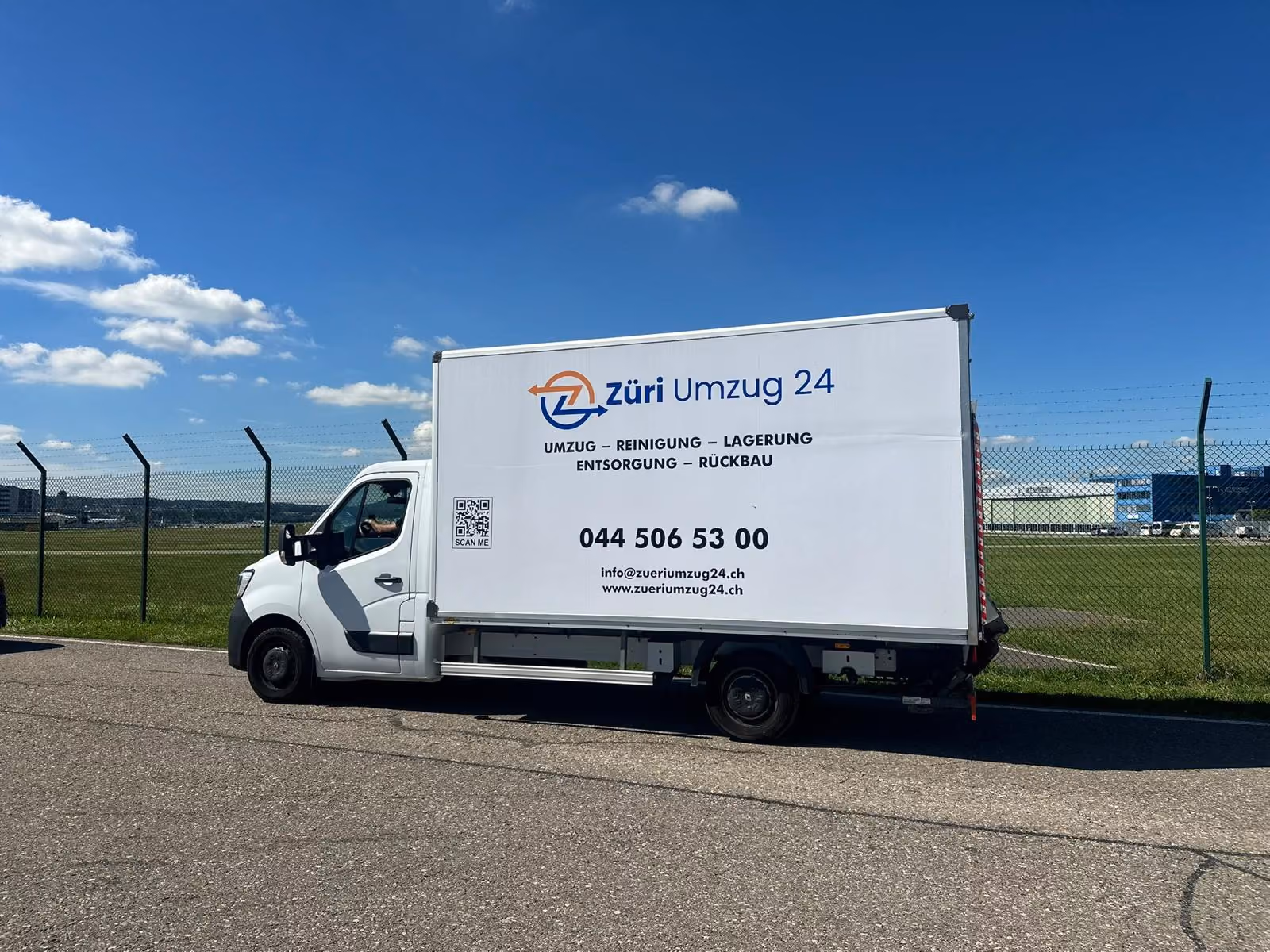 Zügelwagen von Züri Umzug 24 für Umzüge ins Ausland
