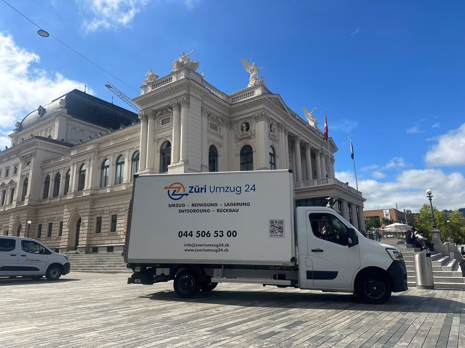 Zügelwagen von Züri Umzug 24 vor dem Opernhaus Zürich