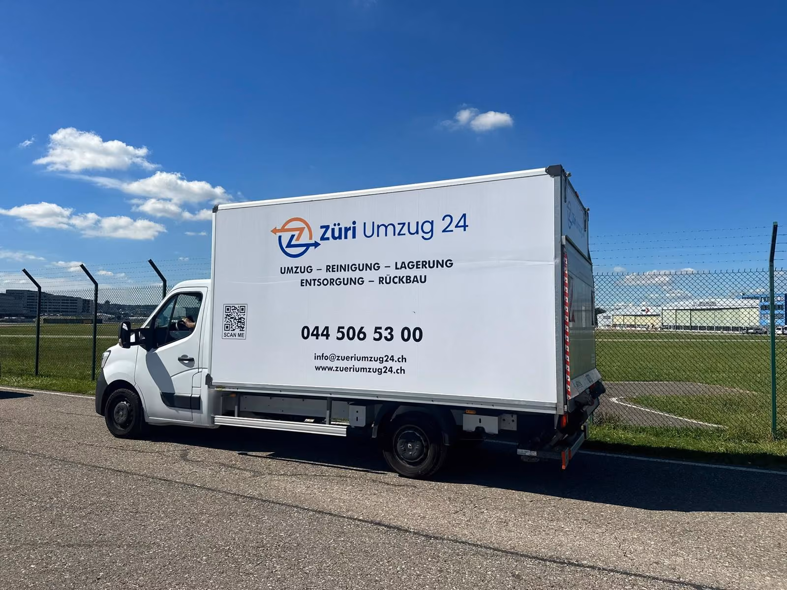 Zügelwagen von Züri Umzug 24 von der Seite