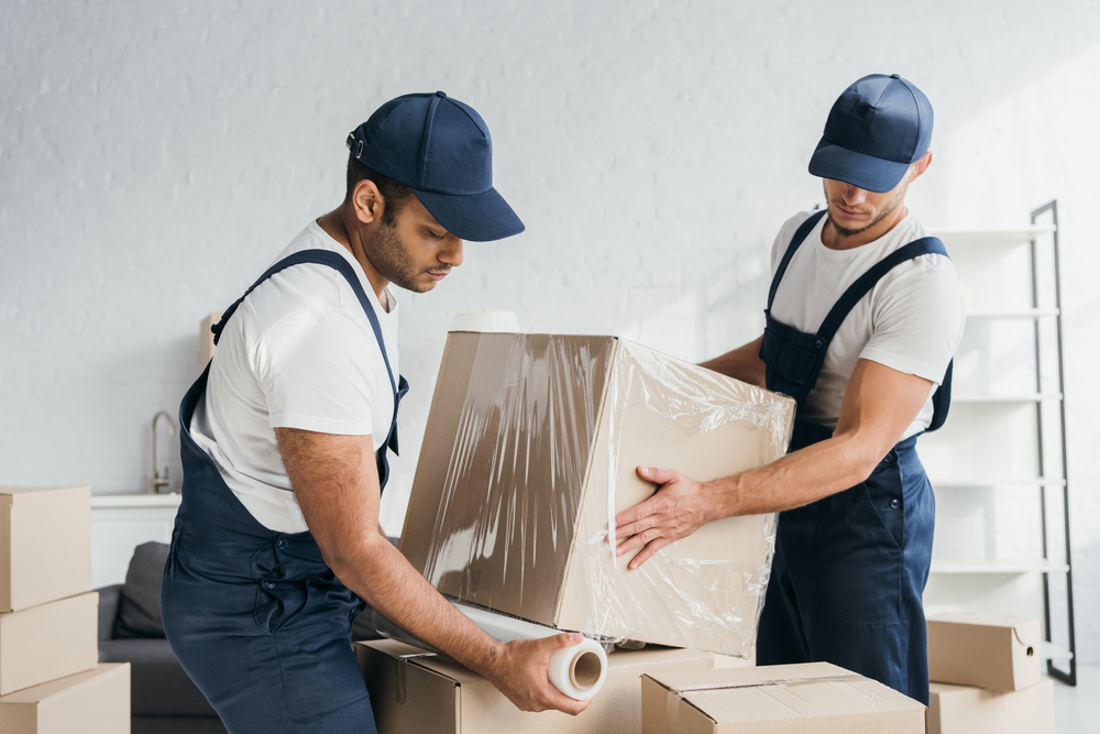 Professionelle Umzugsfirma packt Umzugsgut