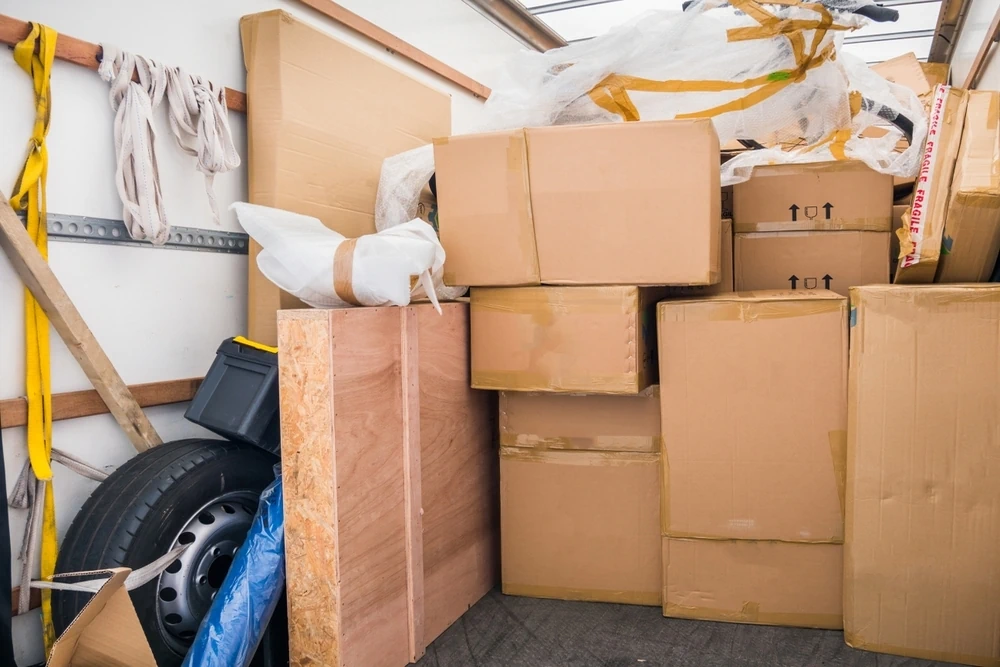 Vollgepackter Zügeltransporter