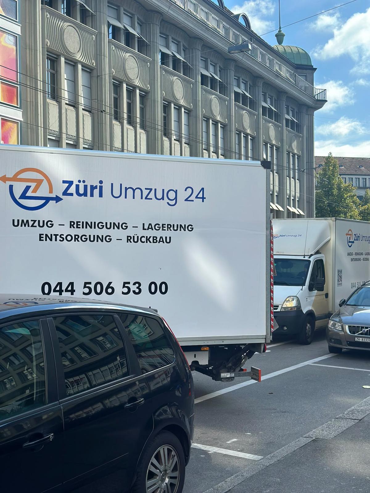 Zwei Zügelwagen von Züri Umzug 24 am Standort