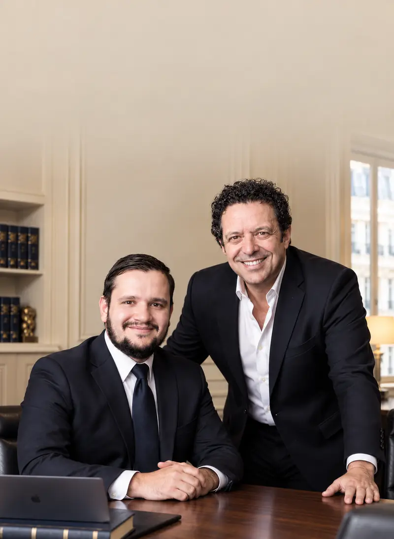 Maître Anthony Lerebourg et Maître Olivier Descamps, avocats associés du cabinet Versus & Avocats à Paris