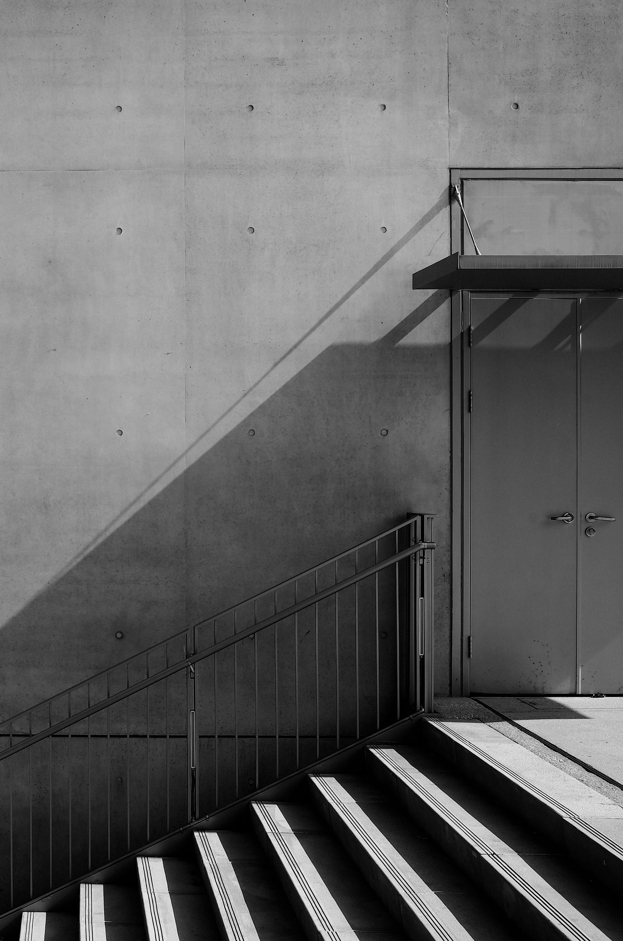 Escalera de piedra con luz y sombra