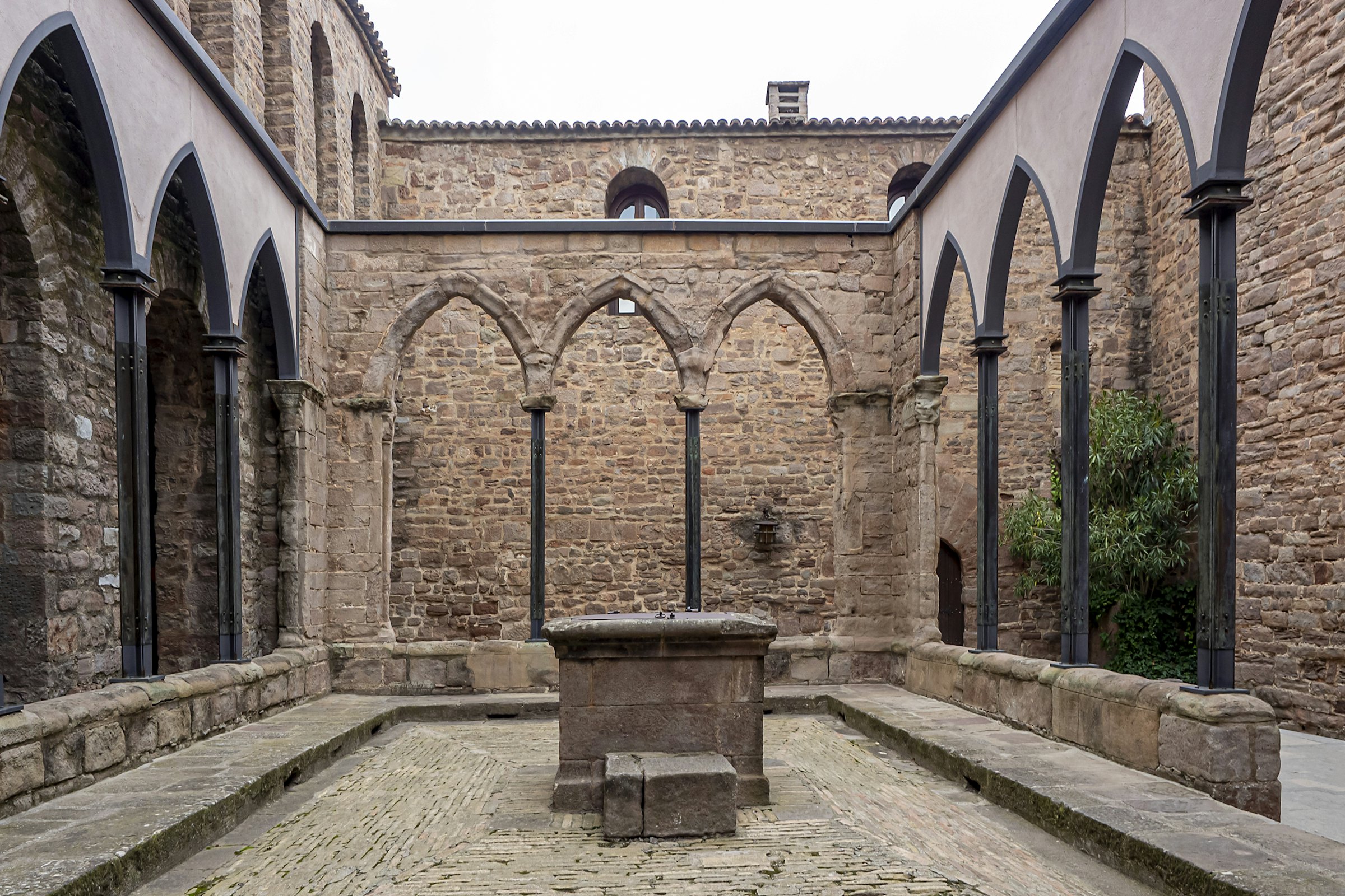 Patio de piedra con arcos
