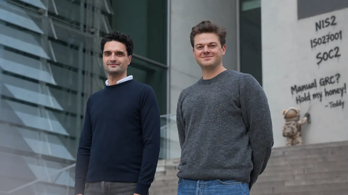 Sven Moritz und Paul Kunhardt, die Gründer von GetTeddy, auf den Stufen eines Gebäudes in Berlin