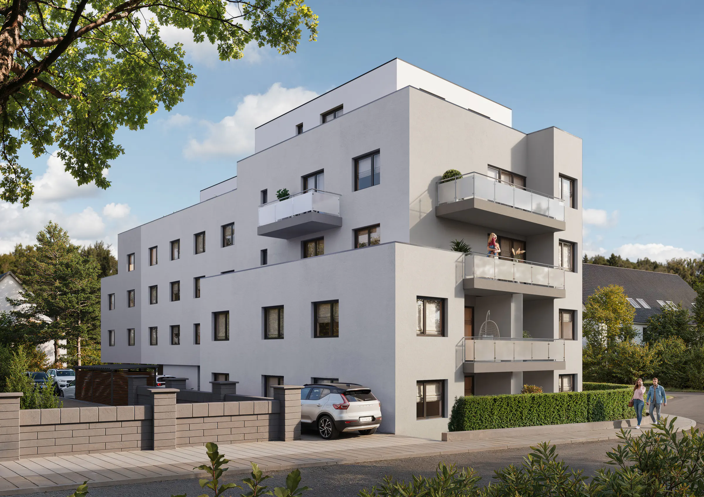 Moderne weiße Wohnanlage mit mehreren Balkonen, einem geparkten Auto vor einem Ziegelzaun und zwei spazierenden Personen am Gehweg, umgeben von grünen Bäumen und Sträuchern unter blauem Himmel mit vereinzelten Wolken.