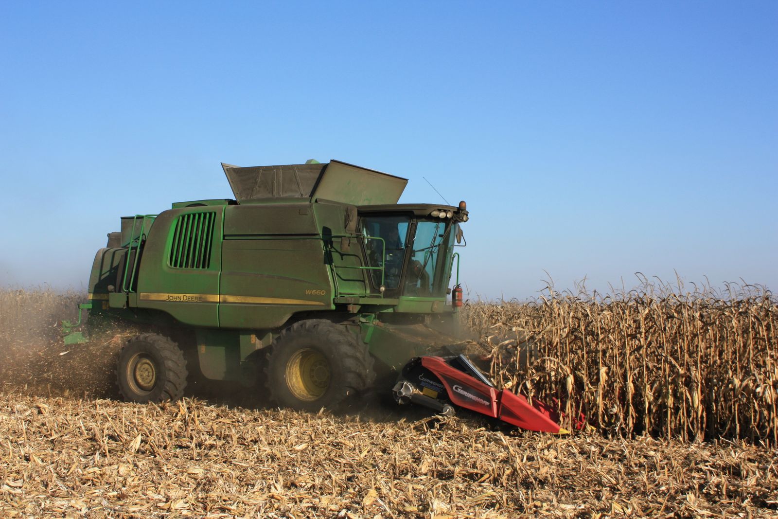 Trator a trabalhar num campo agrícola