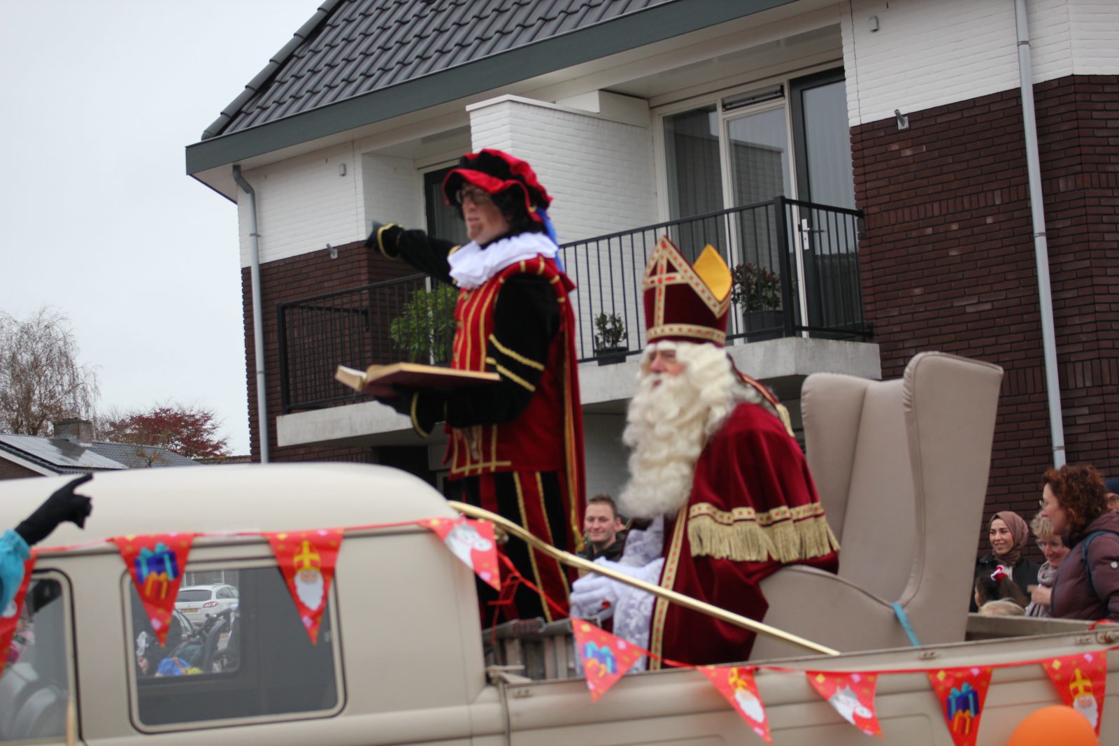 Sinterklaas en Piet op de bus tijdens de intocht in Heeten