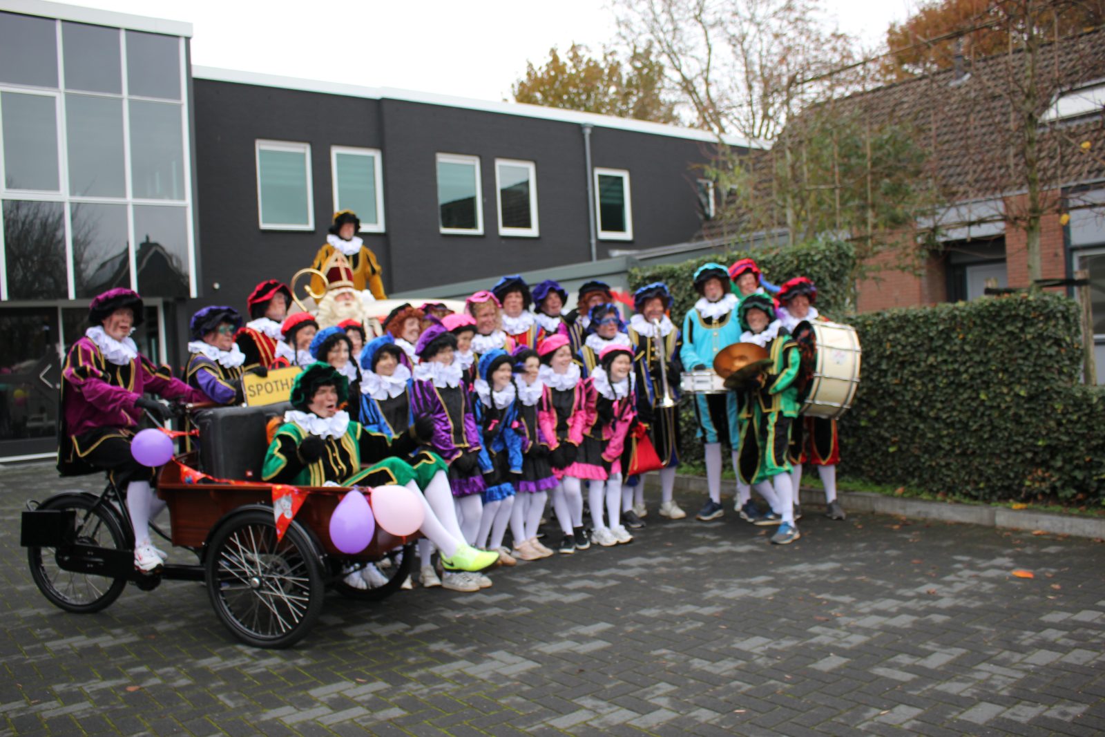 Groepsfoto van Sint en alle Pieten