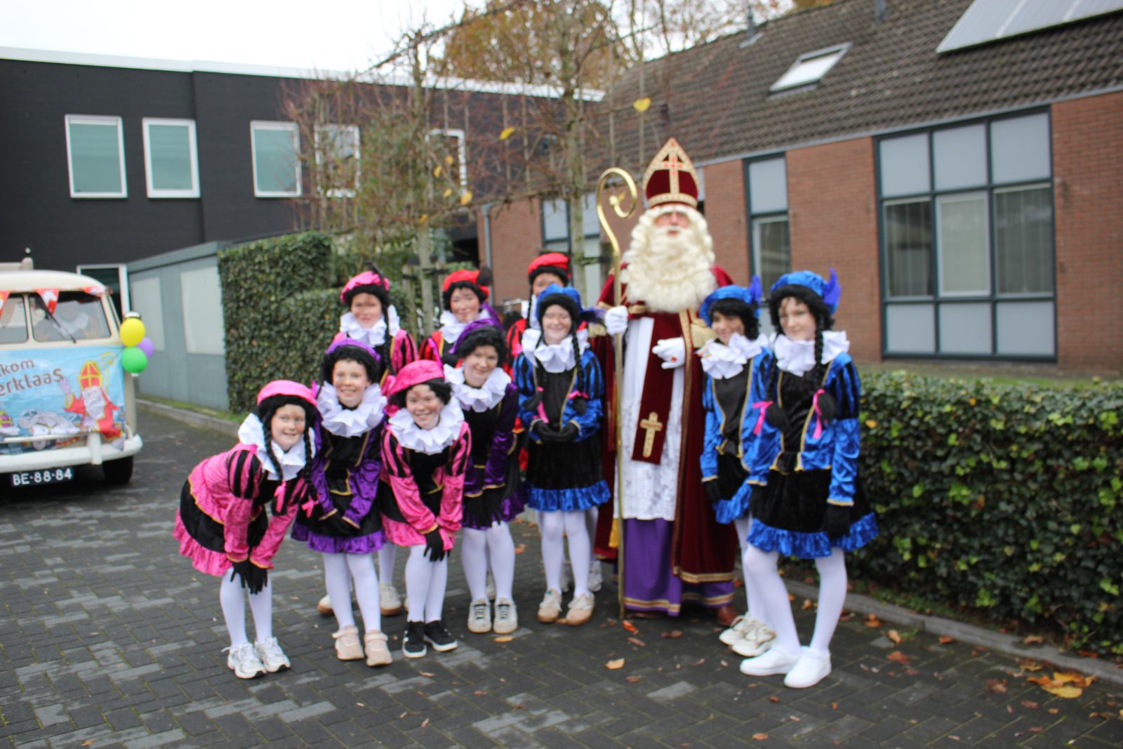 Sinterklaas met een groep Pieten