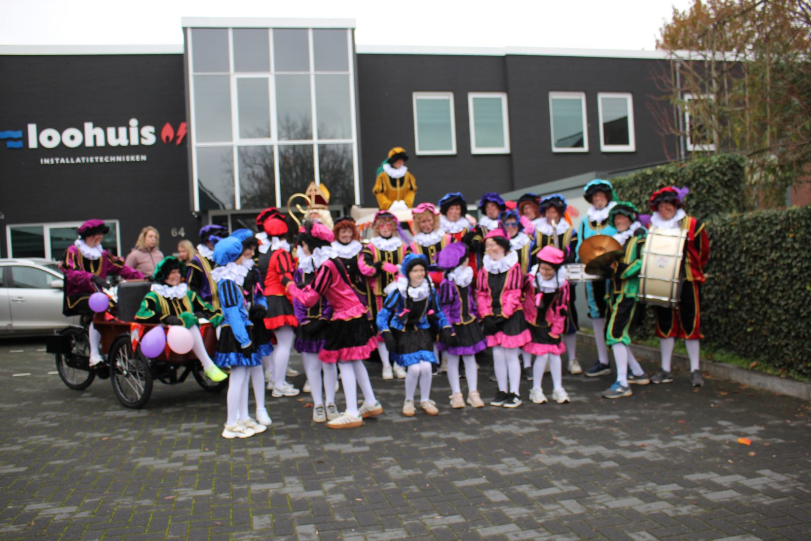 Groepsfoto van Sint en Pieten