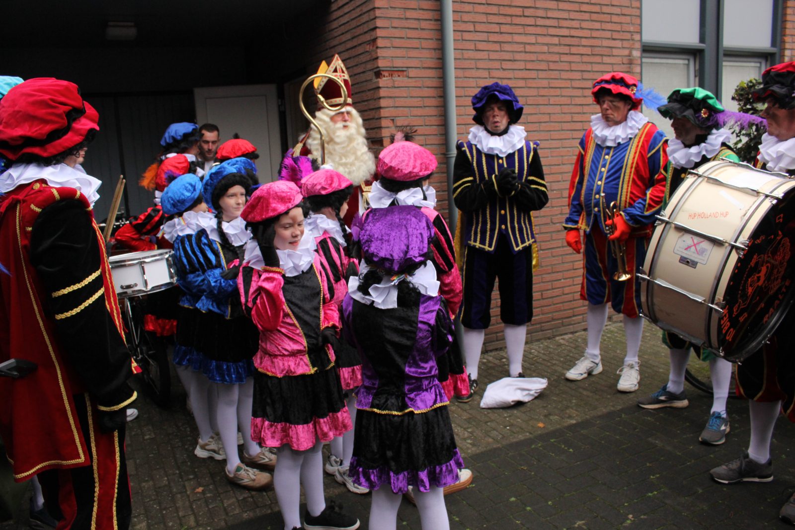 Groepsfoto van Sint en Pieten