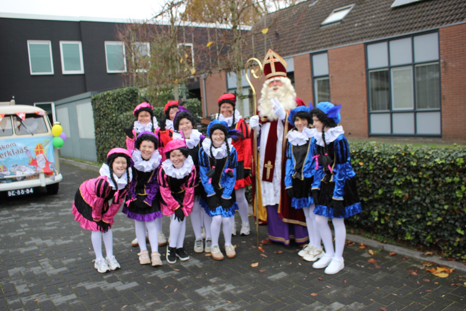 Groepsfoto van Sint en Pieten