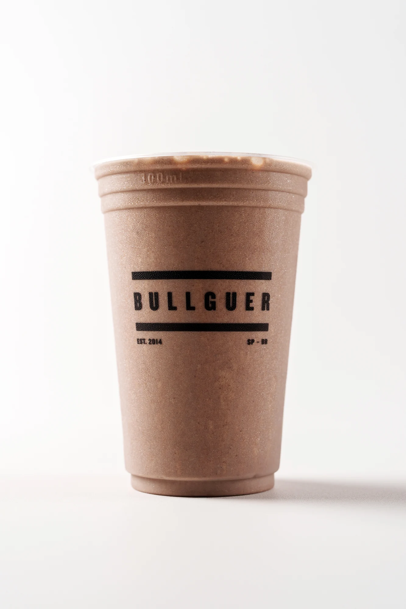 Milkshake em copo com a assinatura Bullguer sobre fundo claro.
