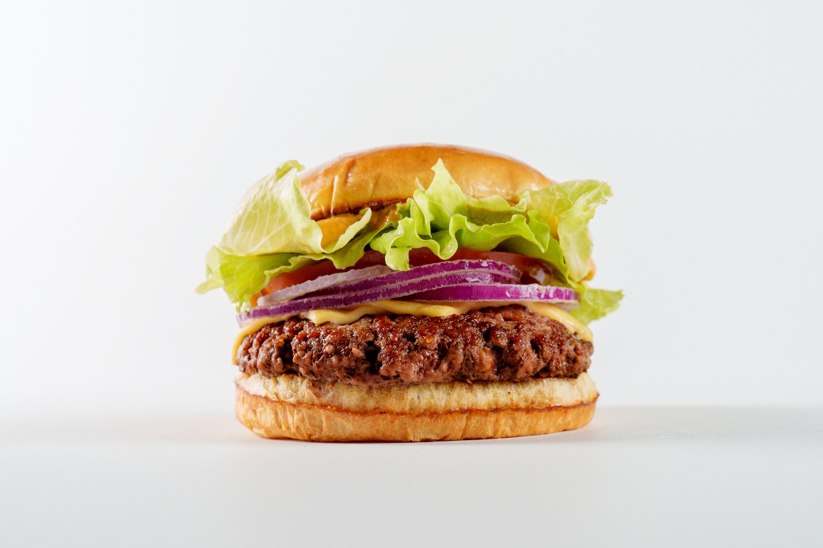 Stencil, smash burger do Bullguer com queijo prato, cebola roxa, tomate, alface e molho Bullguer