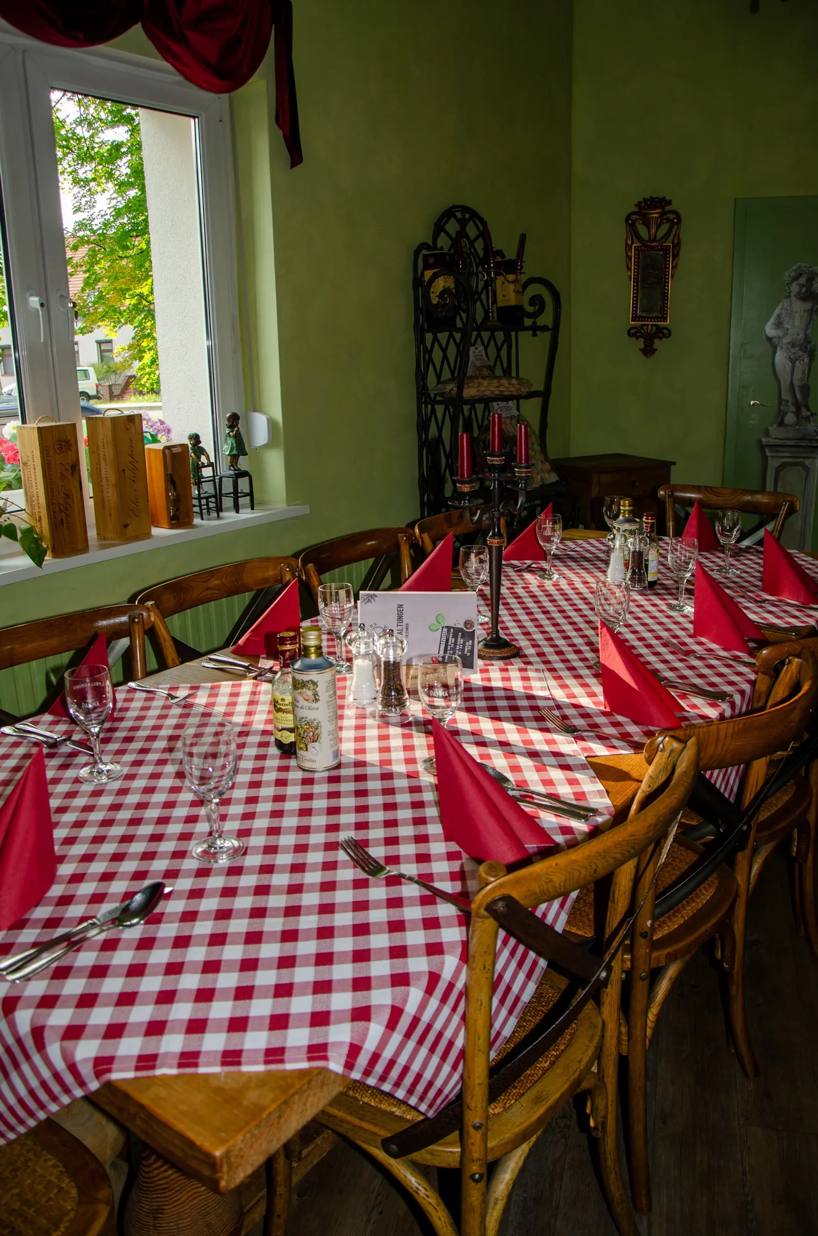 Eingedeckte lange Tafel im Festsaal der Antica