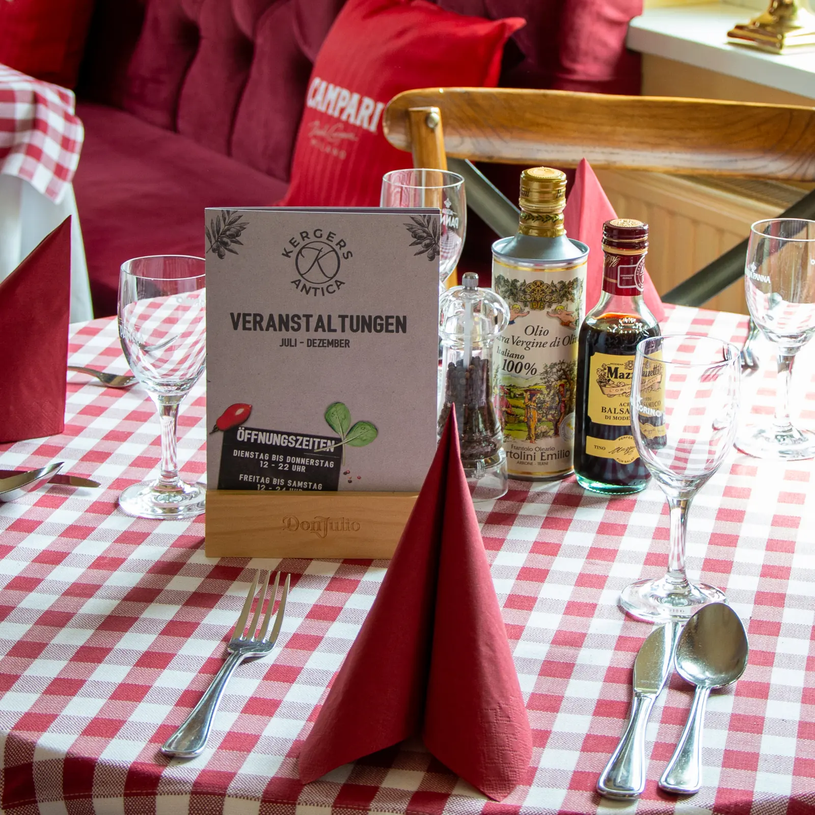 Gedeckter Tisch mit roter Serviette
