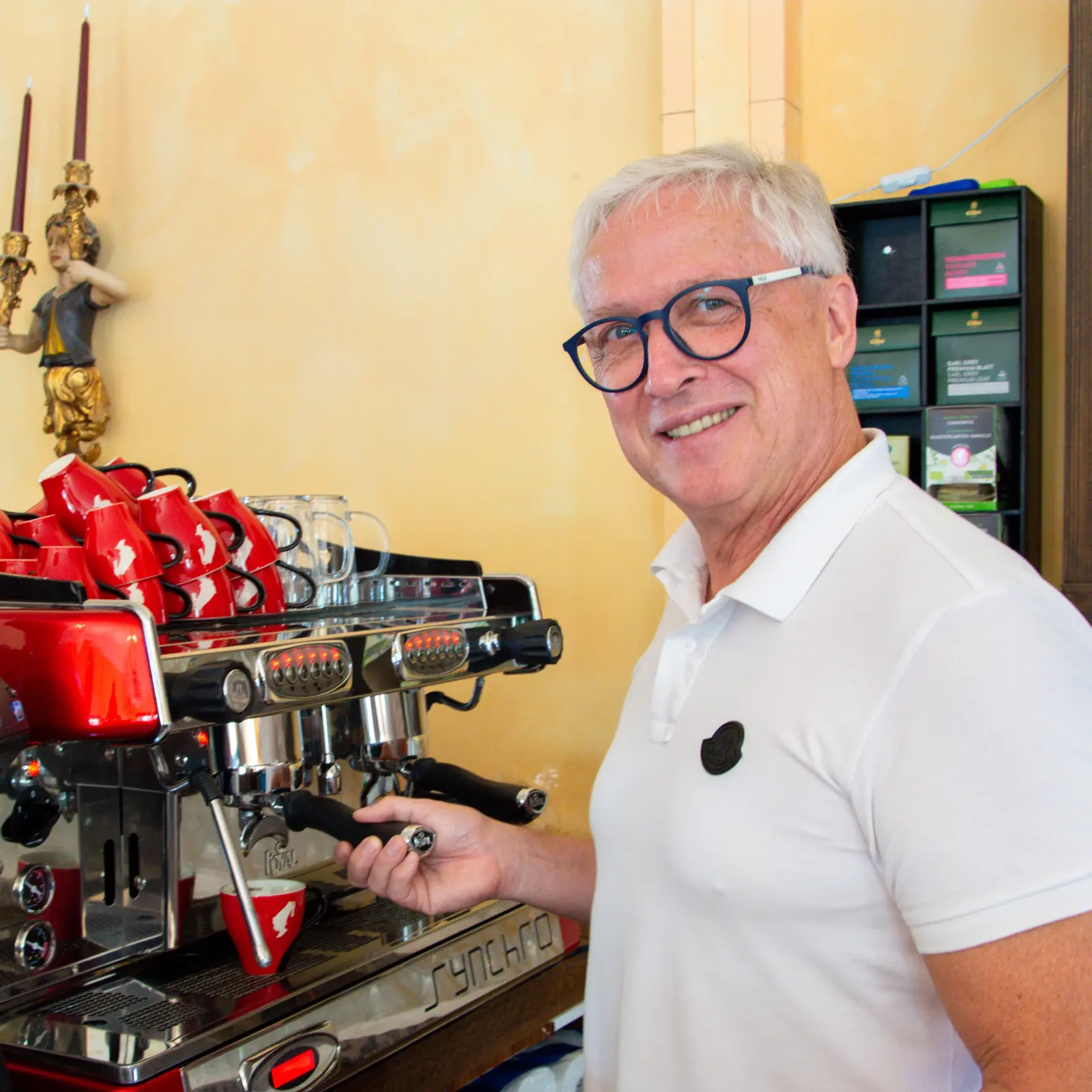 Andreas Kerger an der Siebträgermaschine der Antica
