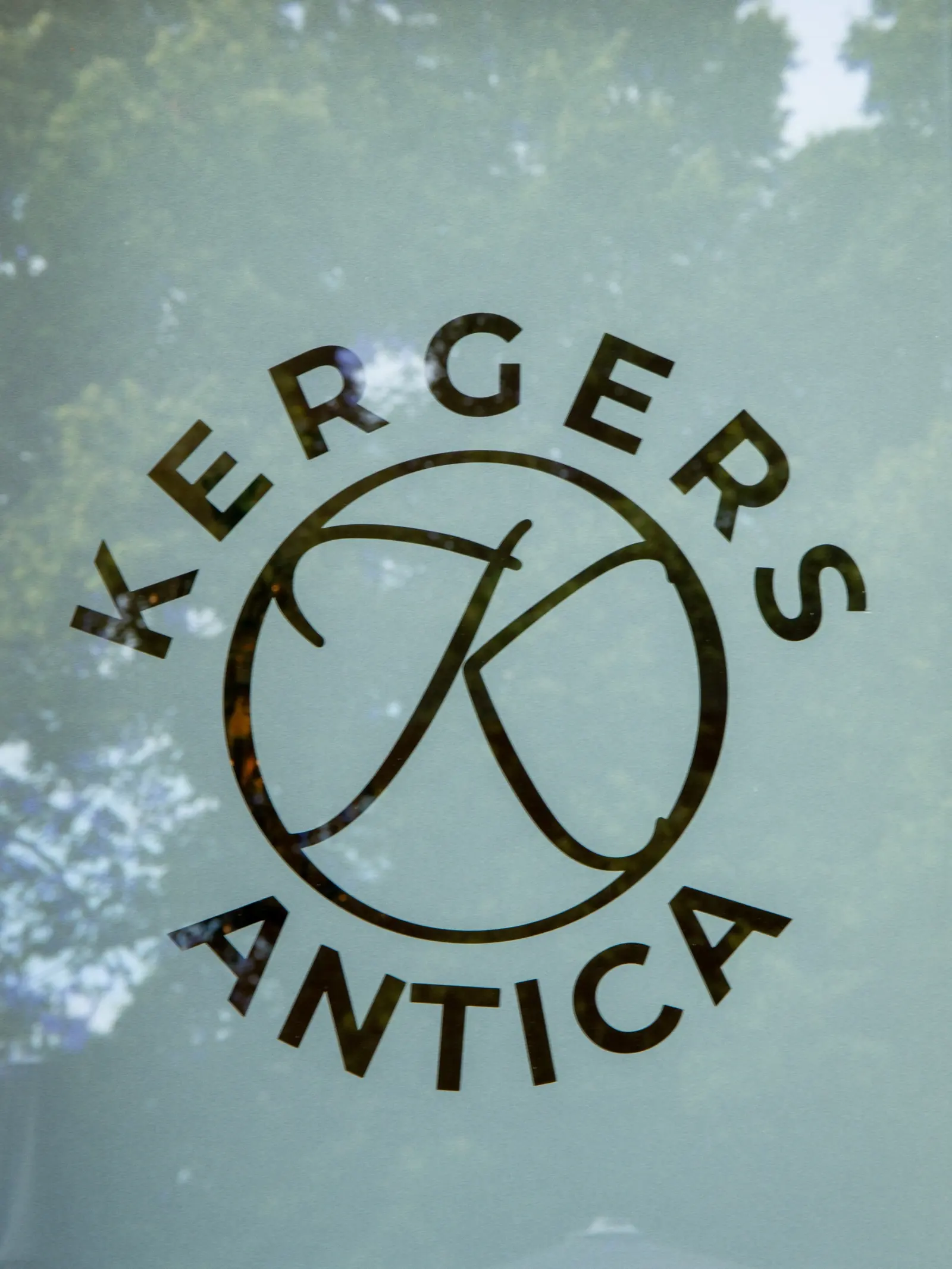 Logo von Kergers Antica im Fenster