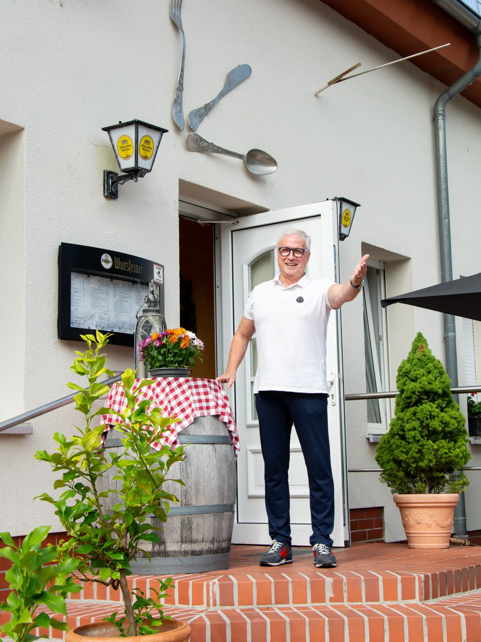 Andreas Kerger lädt am Eingang in die Antica ein