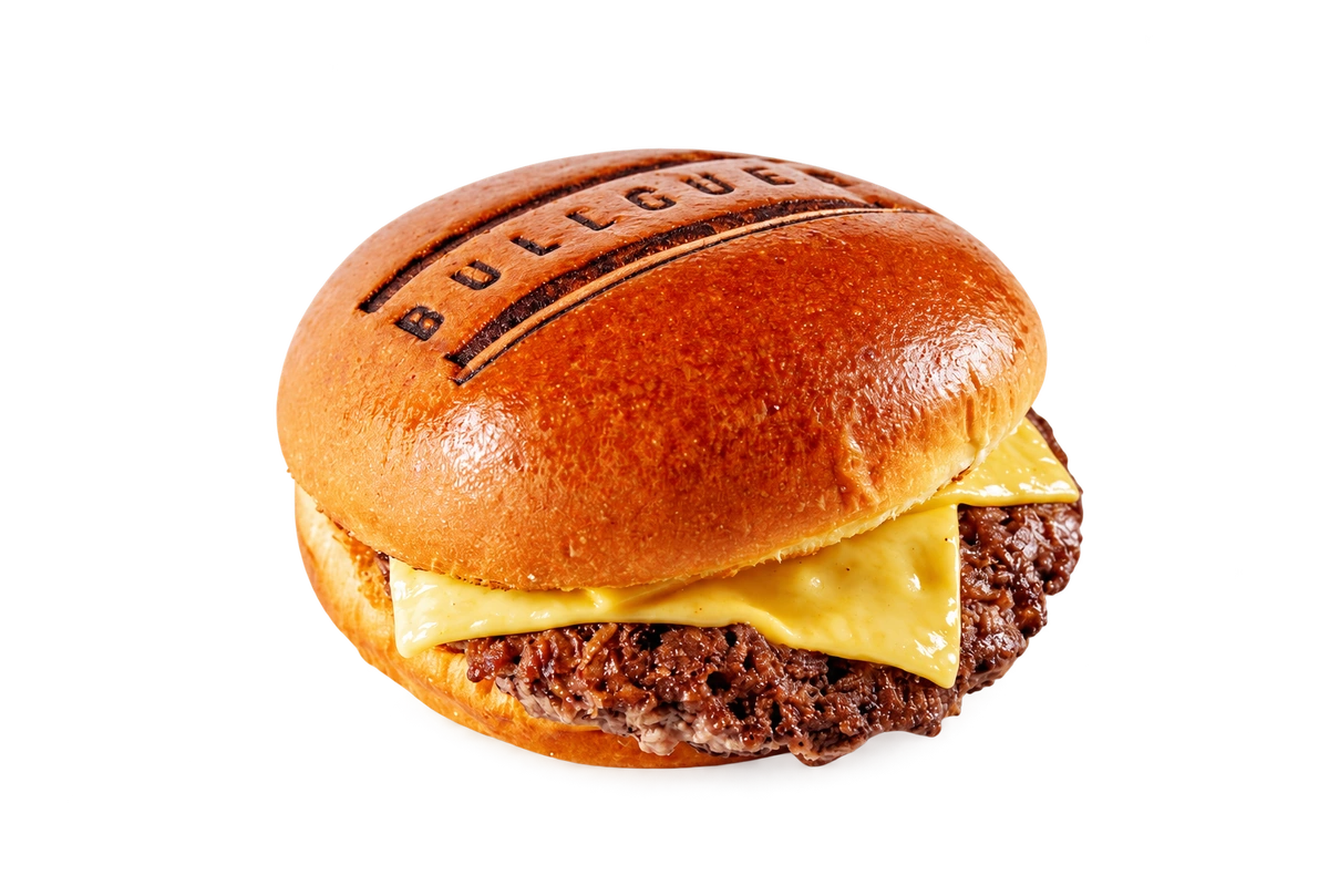 Standard do Bullguer: smash burger com queijo prato no pão brioche marcado com o nome Bullguer