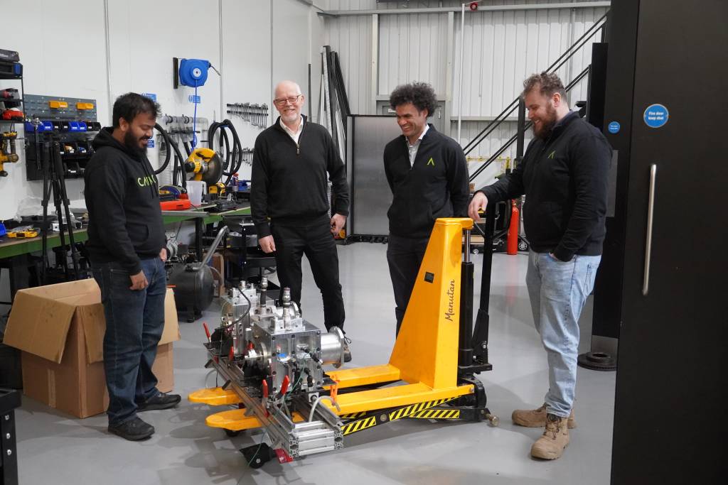 Carnot and Petredec teams with an engine at Carnot's facility