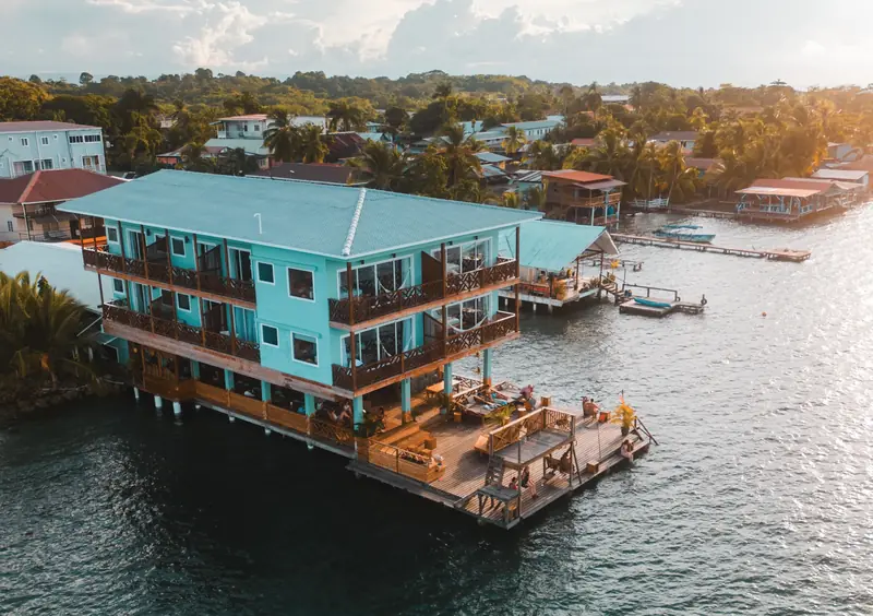 Bambuda Bocas Town sobre el agua