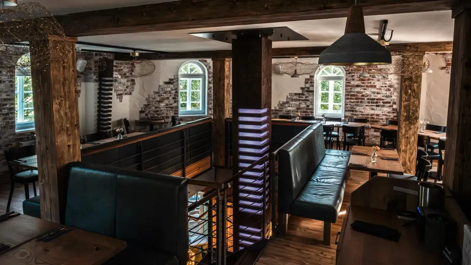 Blick in den Gastraum der Beck’s Mühle mit historischen Holzbalken