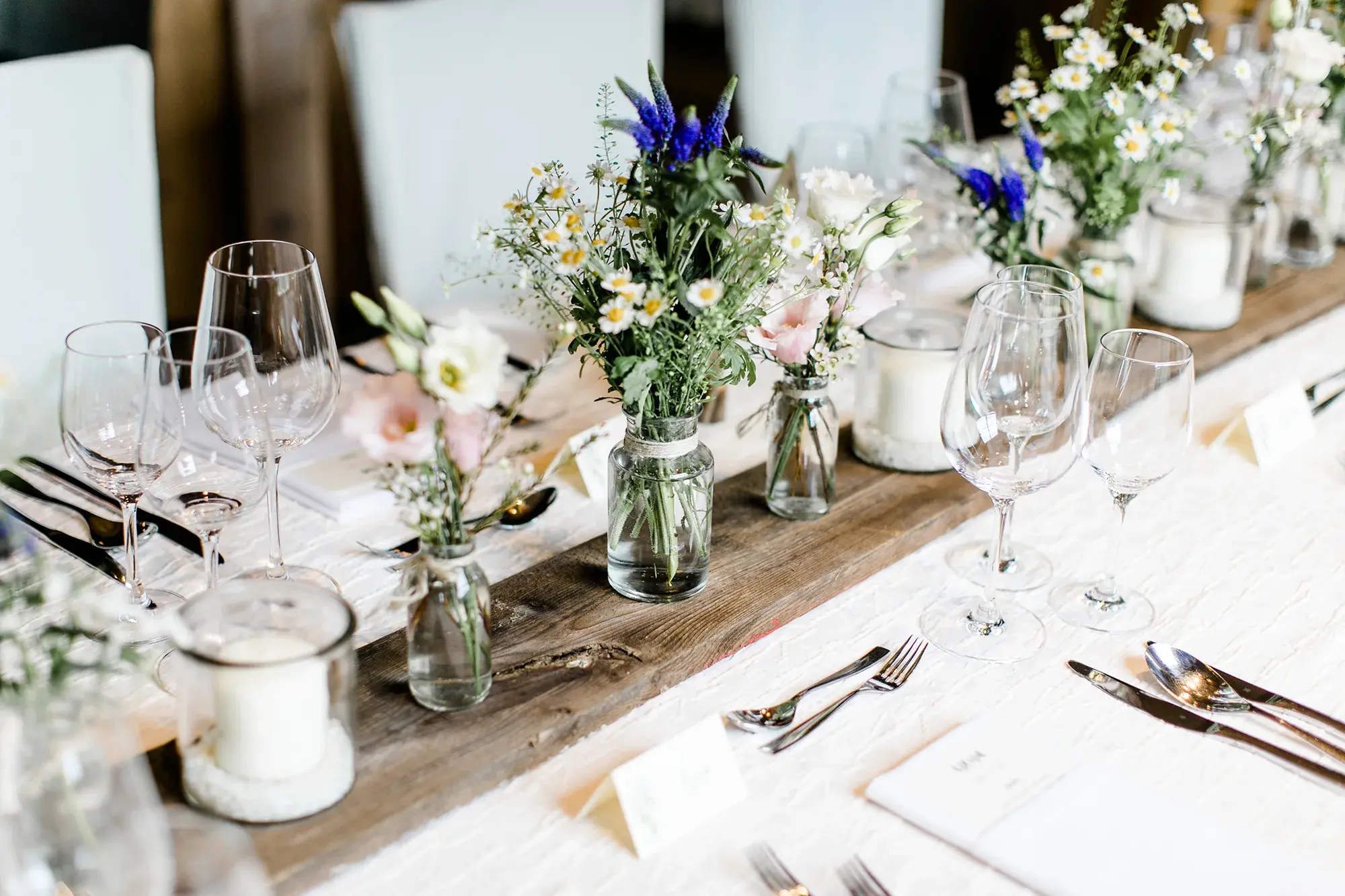 Festlich gedeckte Tafel mit Blumen für eine Feier