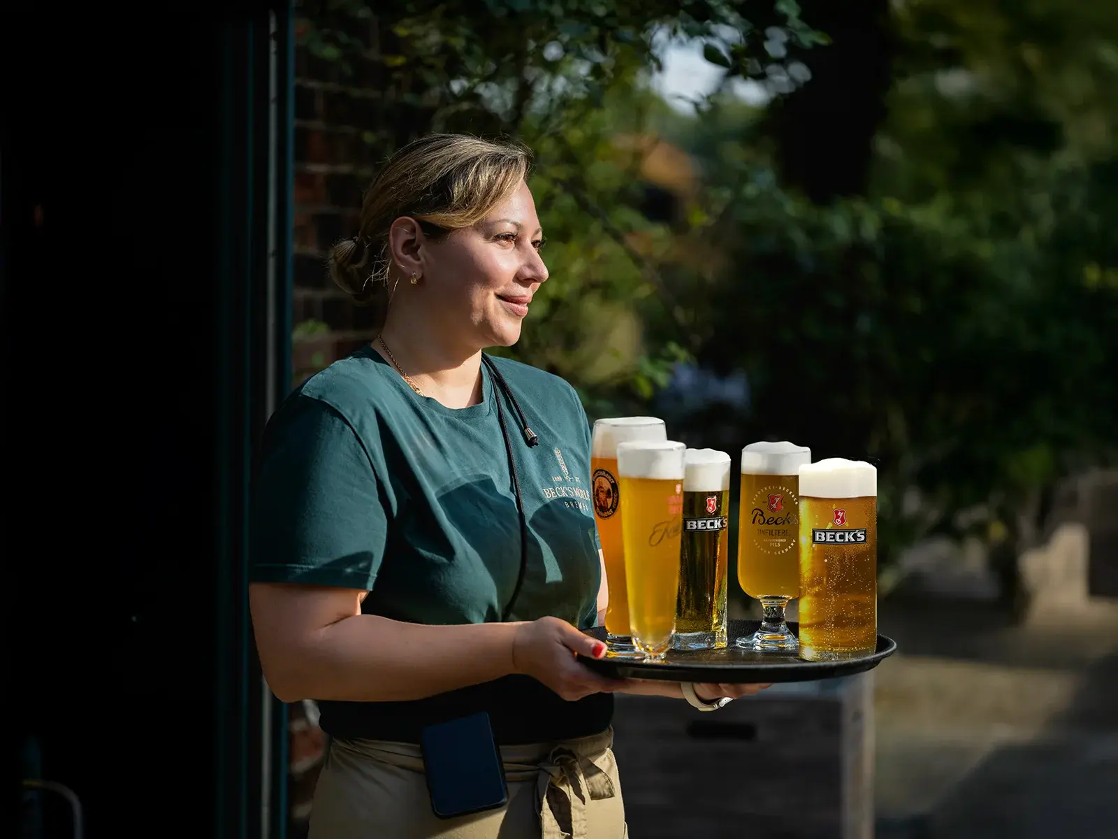 Servicekraft serviert frisch gezapftes Beck’s