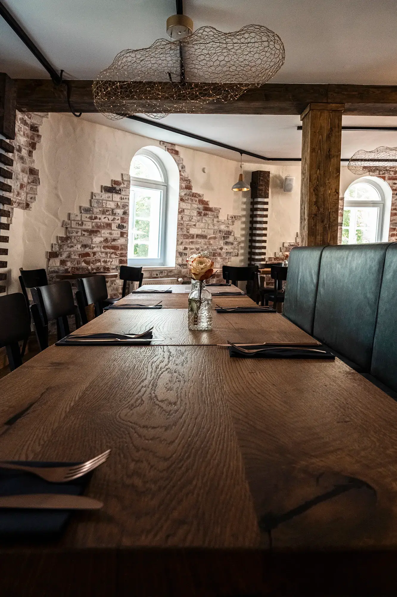 Lange Tafel im Gastraum der Beck’s Mühle