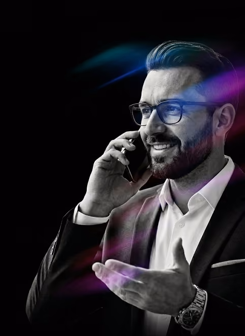 Geschäftsmann mit Brille telefoniert und gestikuliert