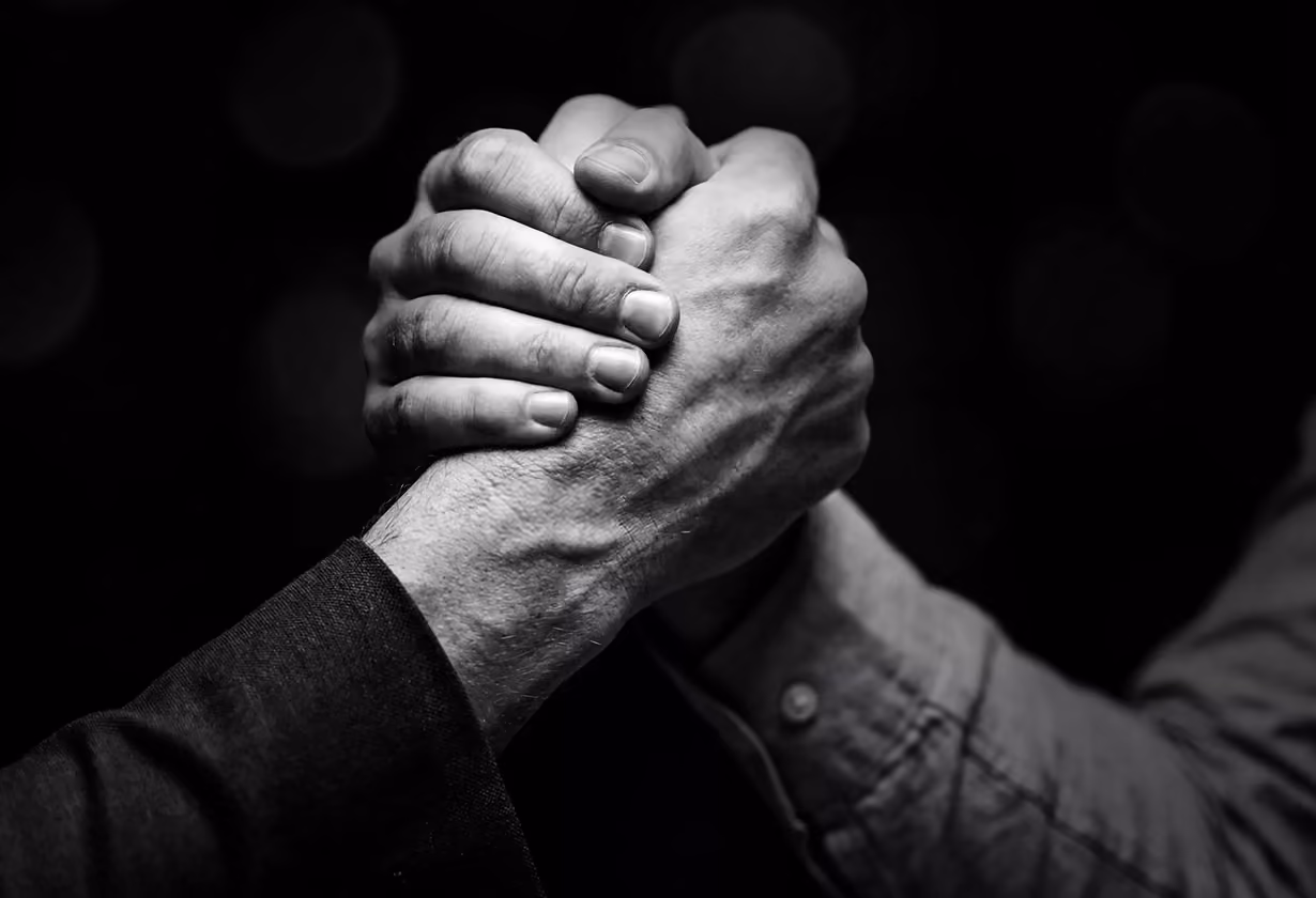 Fester Handschlag zwischen zwei Geschäftspartnern