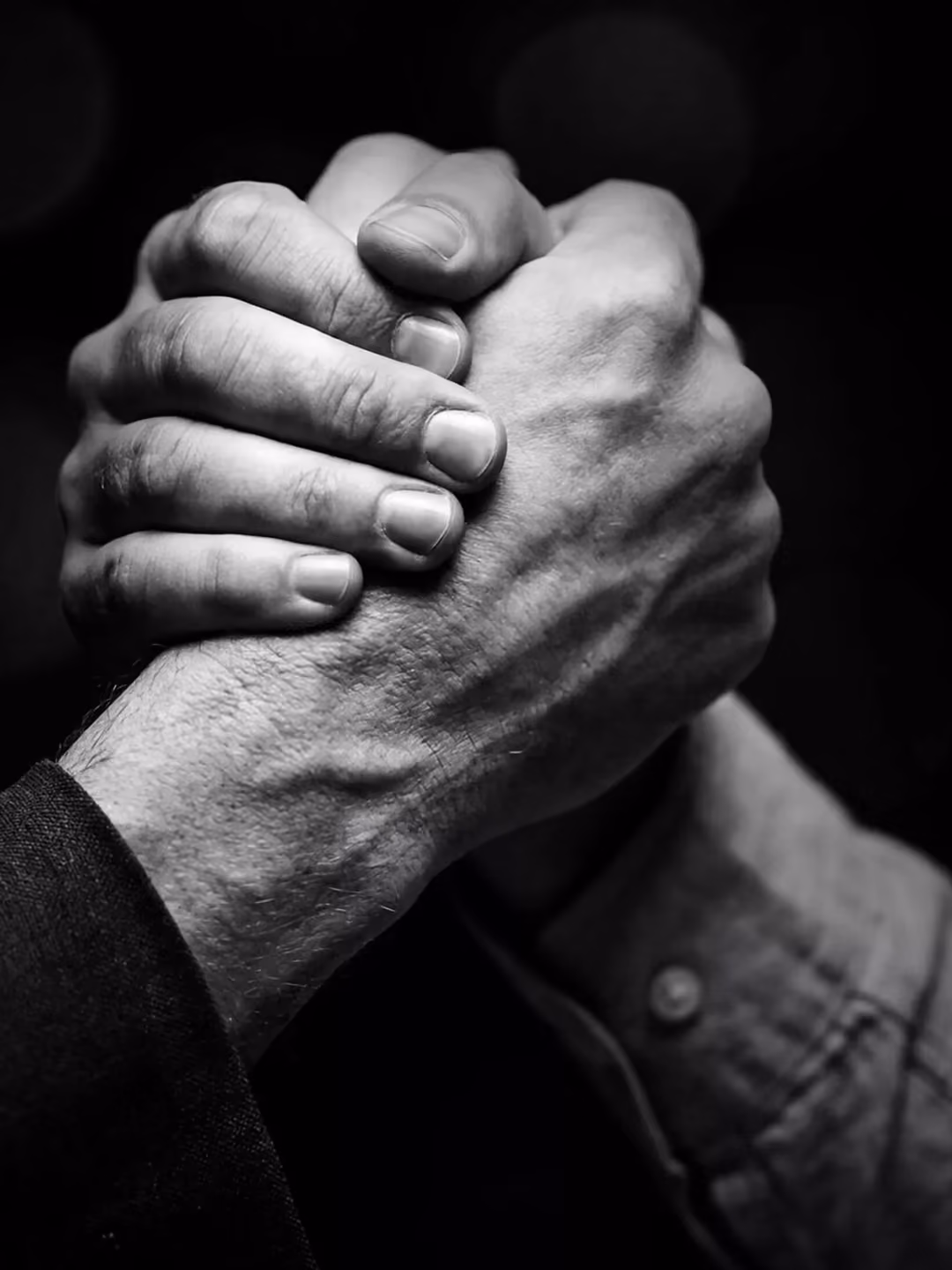 Fester Handschlag zwischen zwei Geschäftspartnern