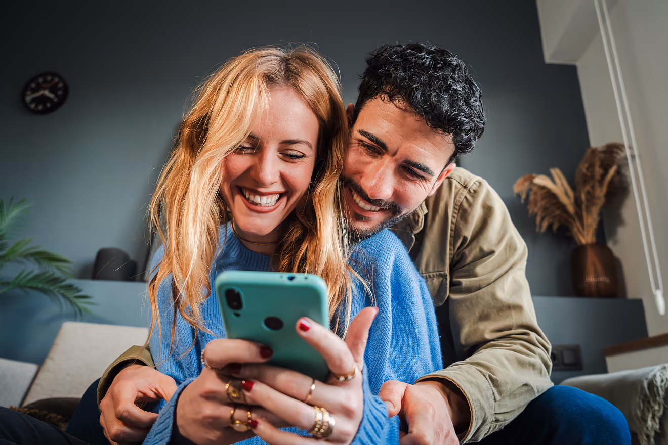 Ondernemers bekijken sollicitanten op hun telefoon