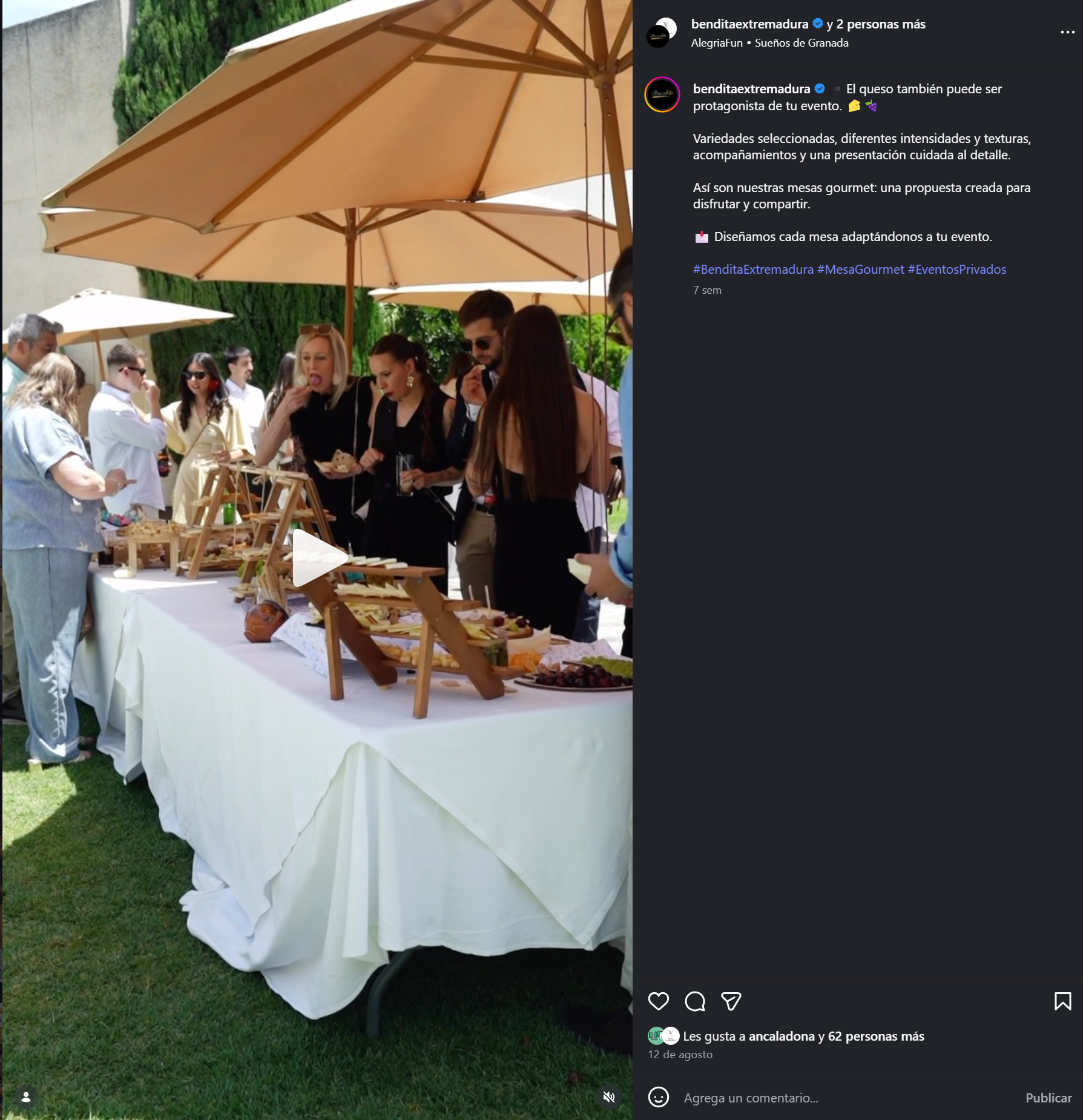 Mesa de quesos con soportes de madera en un evento al aire libre