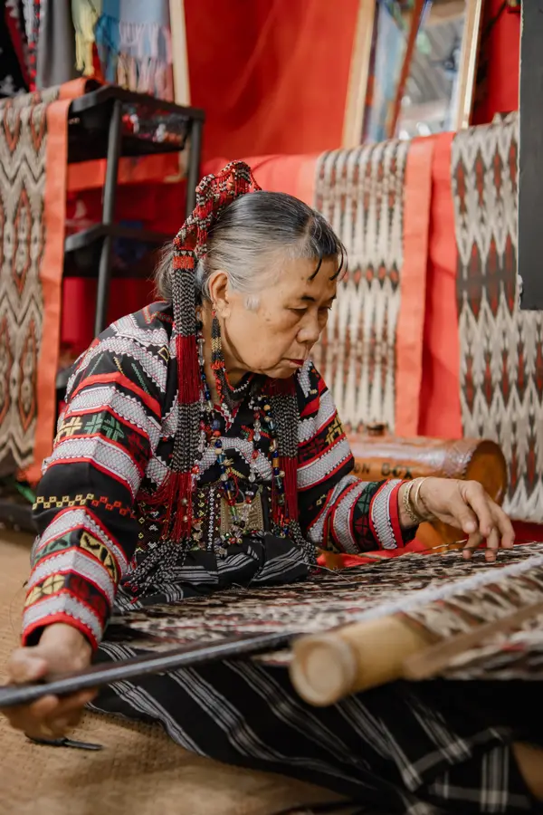 Weaving T’nalak on a backstrap loom
