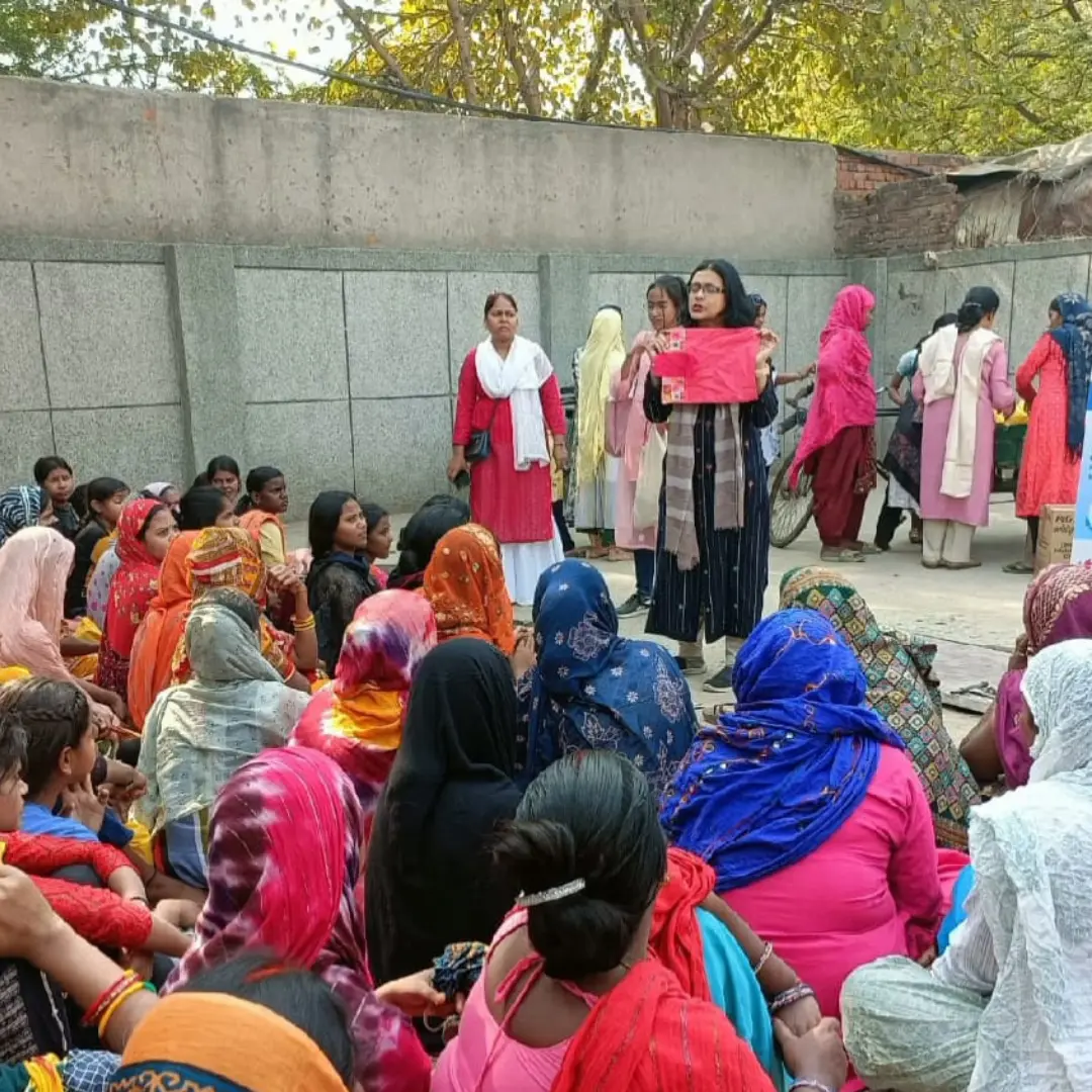 Baijanti demonstrating the proper use of reusable menstrual pads to women and girls in Trilokpuri.