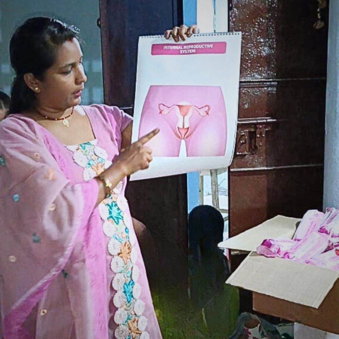 Pinkishe Foundation’s Tripti Dwiwedi leads a transformative session in Obedullaganj, tackling menstrual myths and supporting women like Saira.