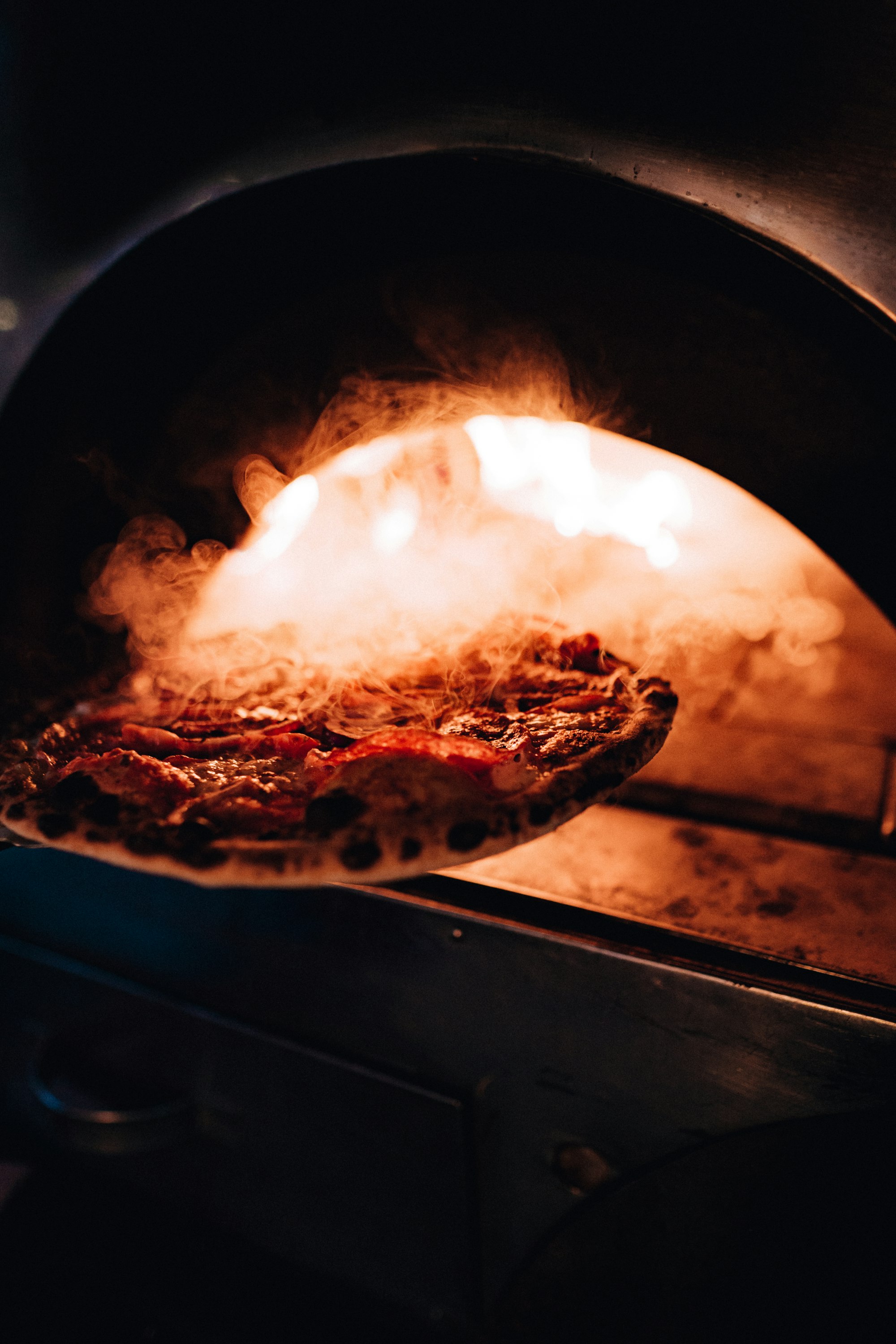 Het vuur in een houtgestookte pizzaoven