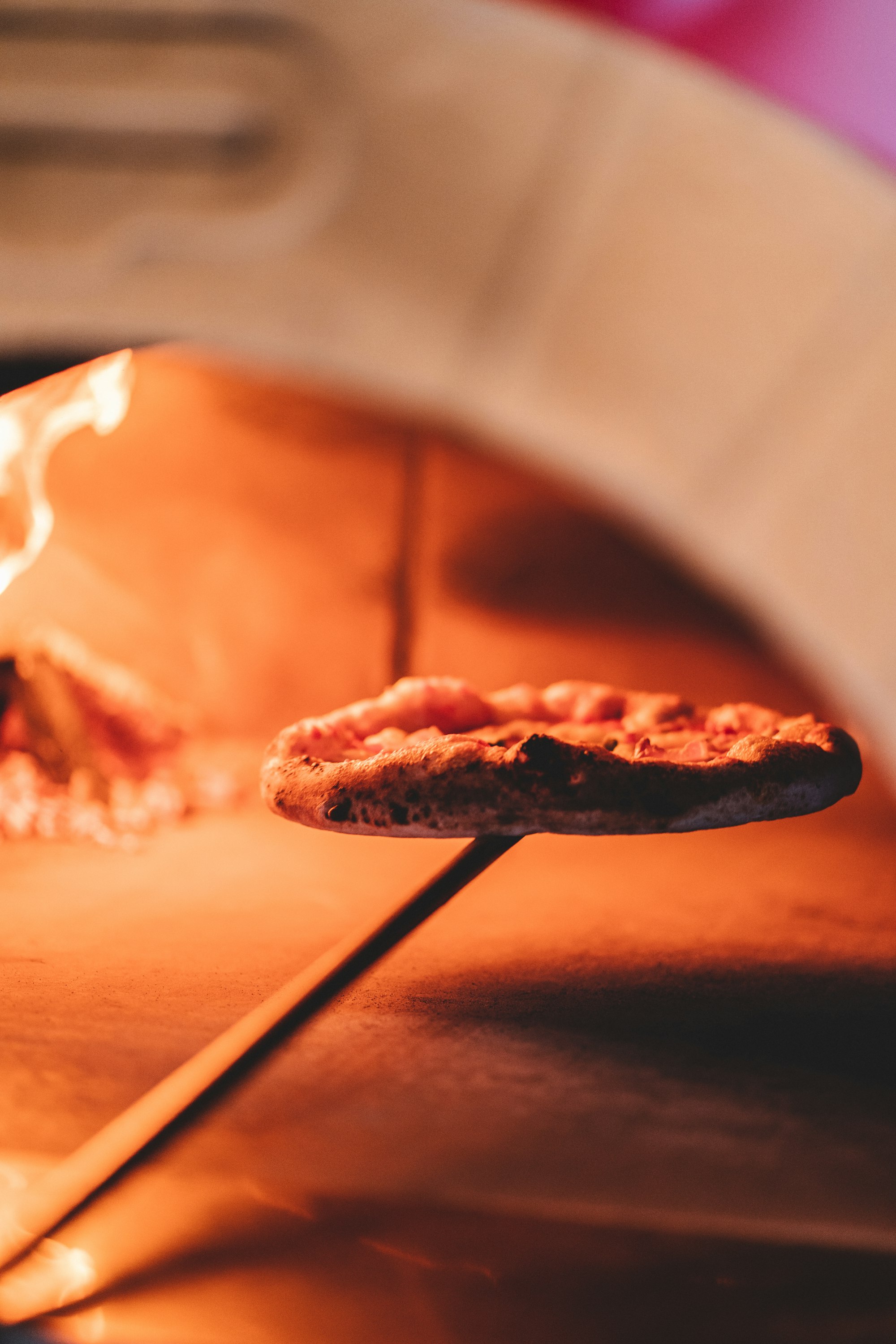 De pizzaiolo voor de gloeiende oven
