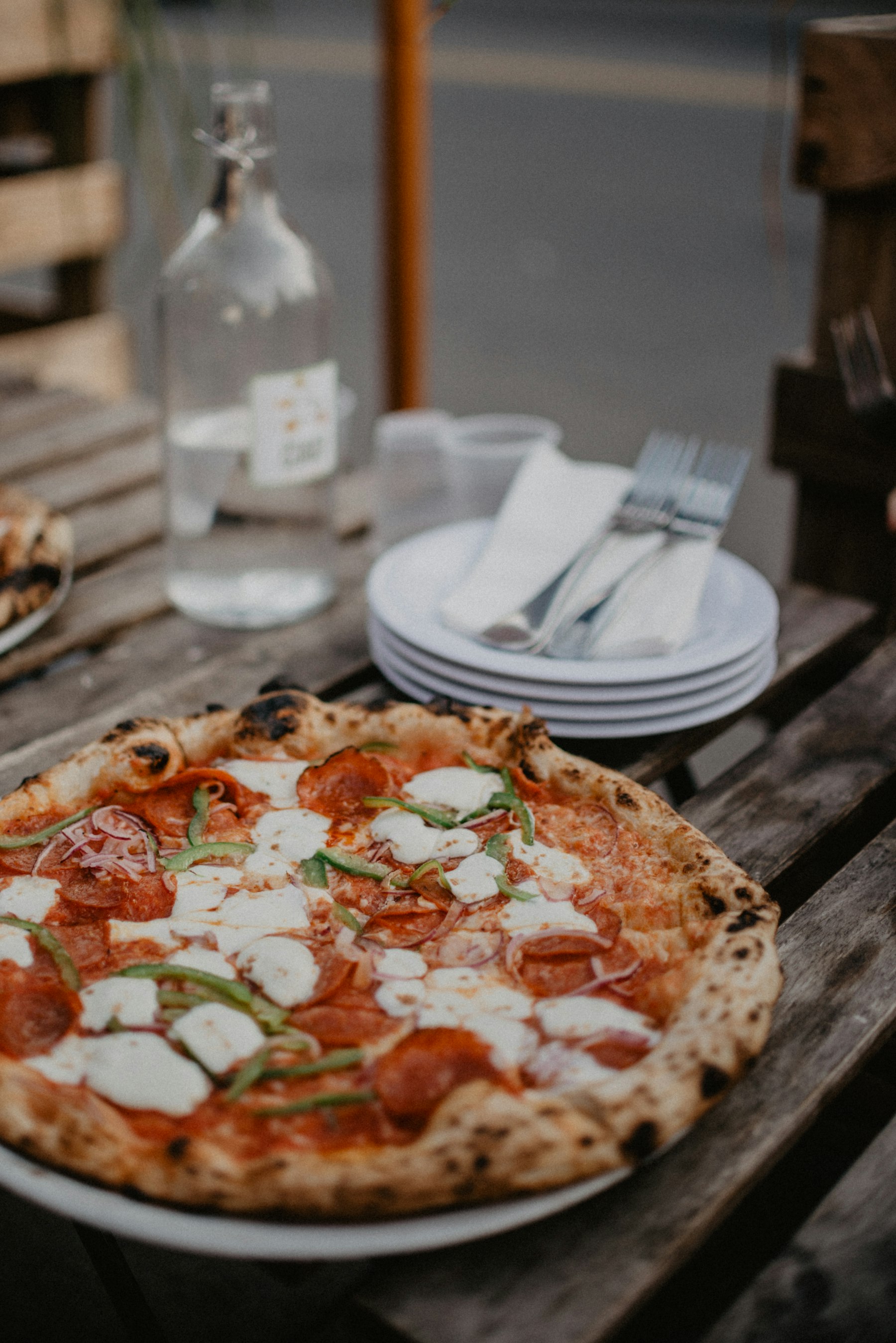 Een versgebakken pizza op tafel, klaar om te delen