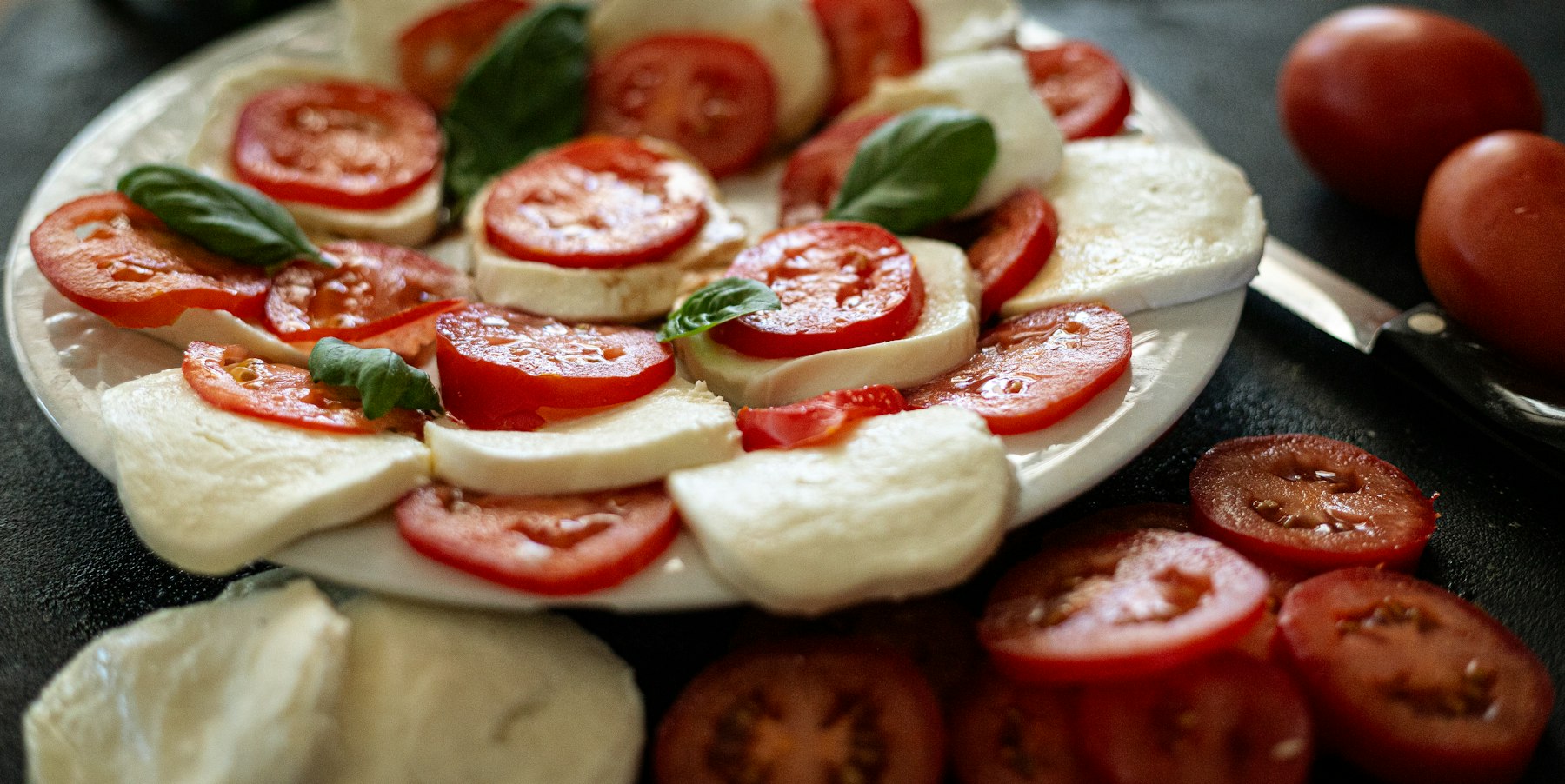 Verse tomaten, basilicum en mozzarella op de werkbank