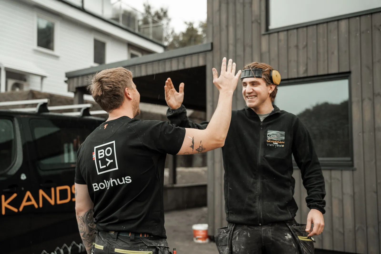 High five mellom Bolyhus og Skandsen Bygg på byggeplassen