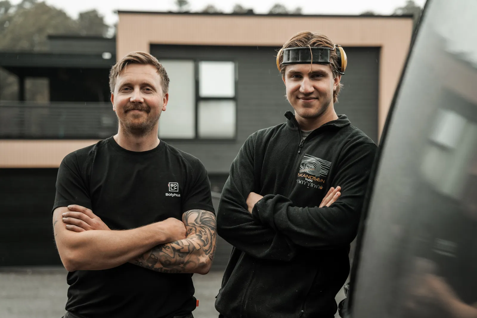 To tømrere fra Skandsen Bygg foran et nytt hus