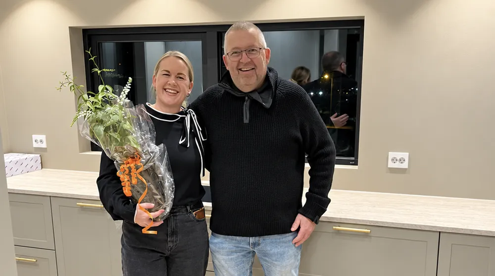 High five mellom Bolyhus og Skandsen Bygg på byggeplassen
