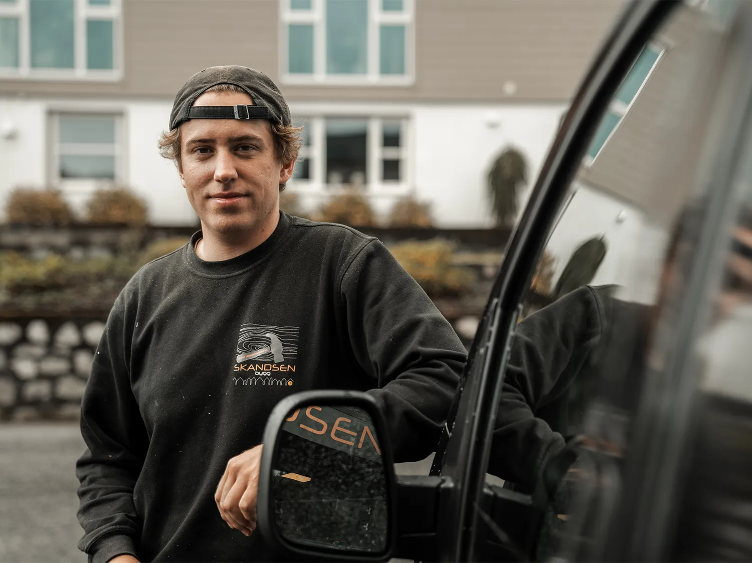 Tømrere fra Skandsen Bygg på byggeplass ved sjøen