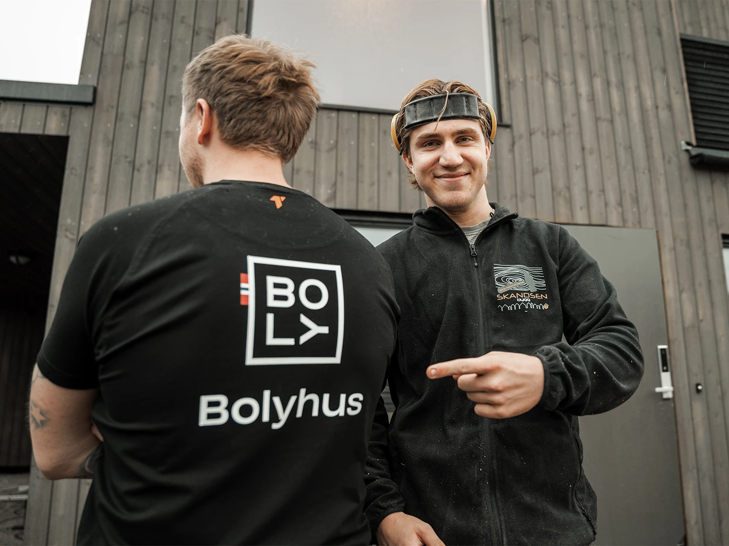 Bolyhus- og Skandsen-logo på ryggen til to tømrere